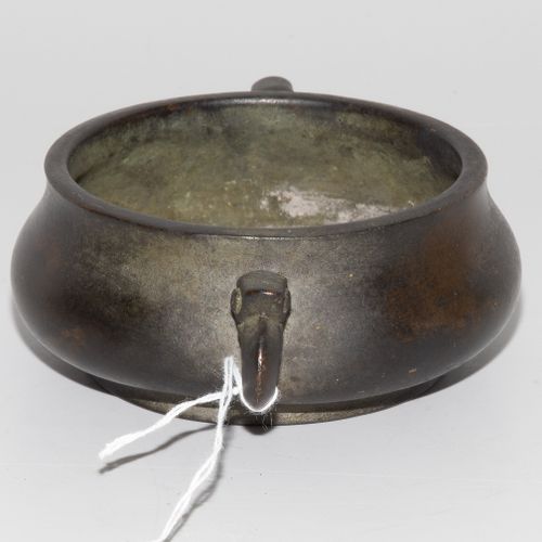 Räuchergefäss Incense burner

China, probably late Qing dynasty. Bronze, dark bu&hellip;