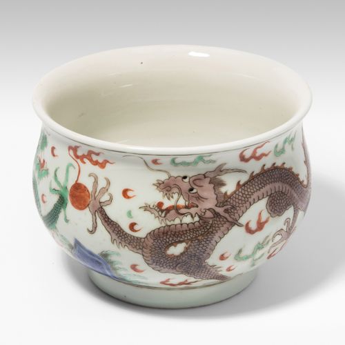 Topf Olla

China, siglo XX Porcelana. Forma panzuda sobre un anillo de soporte c&hellip;