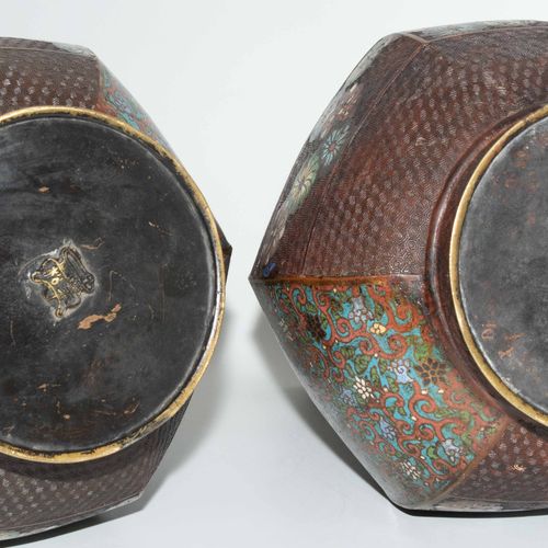 1 Paar Vasen 1 coppia di vasi

Giappone, XIX secolo. Bronzo. Firmato Matsunaga. &hellip;