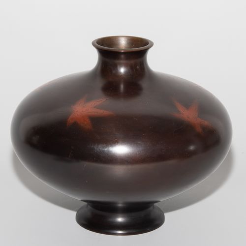 Kugelvase Spherical vase

Japan, Showa period. Bronze. Signed. Squeezed spherica&hellip;