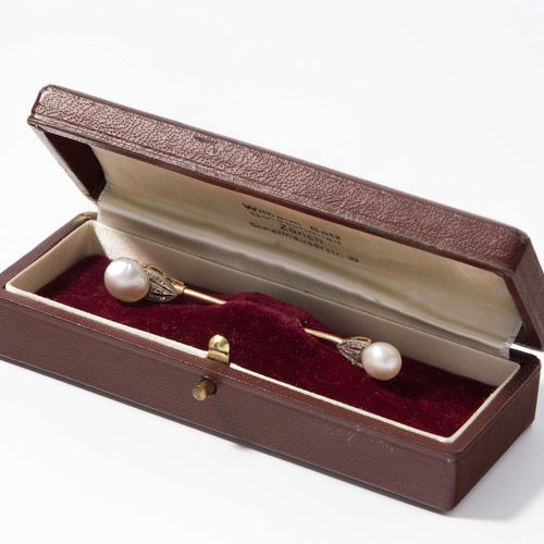 Perlen-Diamant-Jabot-Nadel 珍珠-钻石Jabot针

19世纪初，黄金/铂金。2颗大概是天然珍珠，每颗8.5x6.5毫米/6.4x6.&hellip;