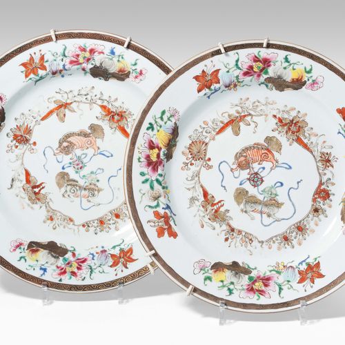 1 Paar Platten 1对盘子

中国，20世纪的瓷器。以Companie des Indes的风格。多色装饰，有两只玩耍的狮子在镜子里。在一面旗帜上装&hellip;
