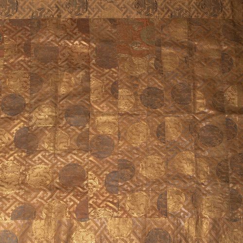 Textilie Textile

Japon, XIXe siècle. Soie tissée, en partie avec du fil d'or ki&hellip;