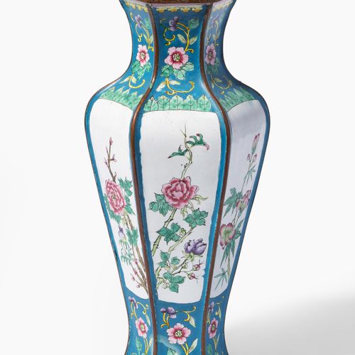 Vase 花瓶

中国，19世纪，广州珐琅。六角形。面板上的多色花卉装饰，以绿松石为底的樱花藤蔓为框架。高26.8厘米。- 磨损。