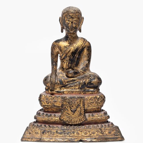SITZENDER BODHISATTVA 坐着的菩萨

泰国。藤条阿科辛。青铜，镀金，有绘画的遗迹。在三层基座上的Maravijaya位置没有火焰。高16厘米&hellip;