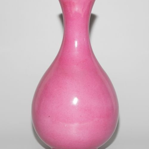 Vase Vaso

Cina, XIX secolo, porcellana. Marchio di sigillo Qianlong a sei carat&hellip;