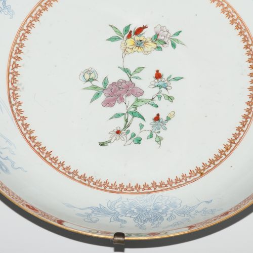 1 Paar Platten 1对盘子

中国，约1900年。 瓷器。以印度公司的方式进行的多色花卉装饰。旗帜上有龙和凤的贴纸。D 37厘米。- 损害。