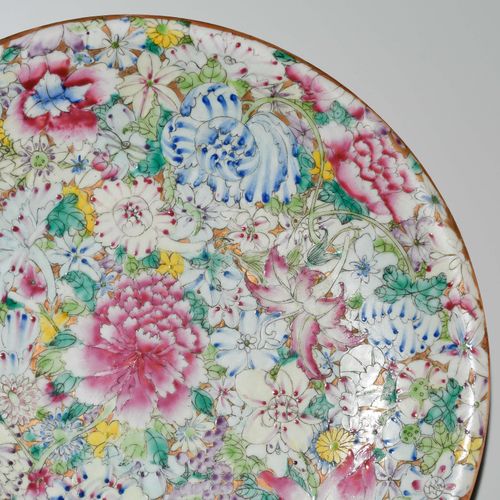 Platte 碟子

中国，20世纪的瓷器。在Famille rose的Millefiori装饰。有划掉的康熙款。高5，长33厘米。
