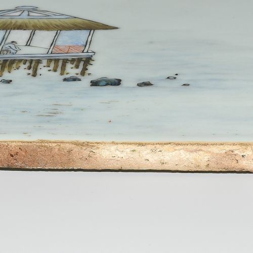1 Paar Porzellanbilder 1对瓷器图片

中国，19世纪，山水画中的亭子和人物的多色画。每幅38,5 x 26厘米。- 有轻微的釉面缺陷。