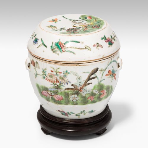 Deckeltopf 有盖锅

中国，约1900年，瓷器。鼓形器皿，有四个把手，用粉彩绘有花卉、燕子和昆虫的装饰。高16,5厘米。- 旋钮丢失。