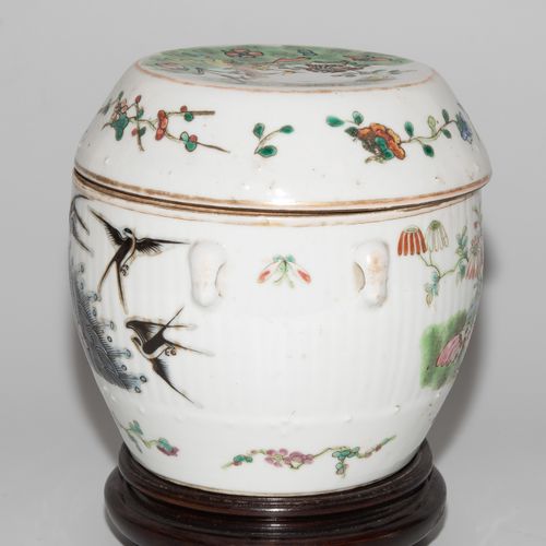 Deckeltopf Olla con tapa

China, c. 1900, porcelana. Vaso en forma de tambor con&hellip;