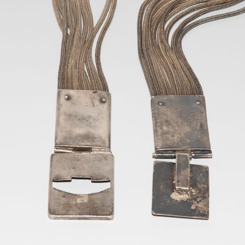 Gürtel Belts

China. Silver. Hallmark, Yonglong. Belt made of ten strands of bra&hellip;