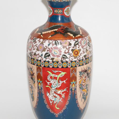 Grosse Vase Grosse Vase

Japan. Email cloisonné. Phönix und Drache in den schild&hellip;