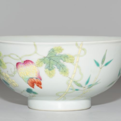 BOL Bol

Chine, 20ème siècle Porcelaine. Avec marque Yongzheng rouge fer. Plante&hellip;