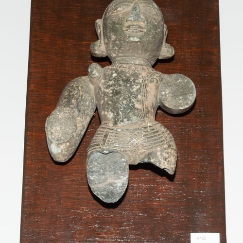 Figurenfragment Fragmento de figura

India central. Pizarra gris. H 22 cm. Monta&hellip;