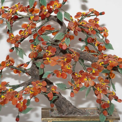 Lot: 3 Zierbäume Lot: 3 ornamental trees

China, 20th century. Flowers and leave&hellip;