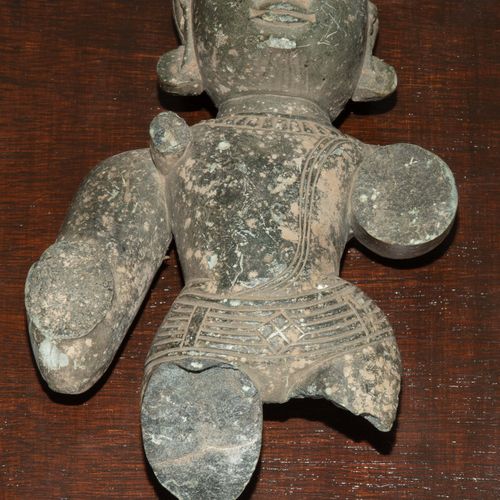 Figurenfragment Figure fragment

Central India. Grey slate. H 22 cm. Mounted on &hellip;
