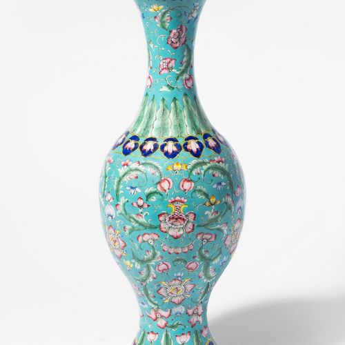 Vase 花瓶

中国，19世纪，广州珐琅。绿松石地面上的多色花和藤蔓装饰。里面是浅绿色。高31厘米。
