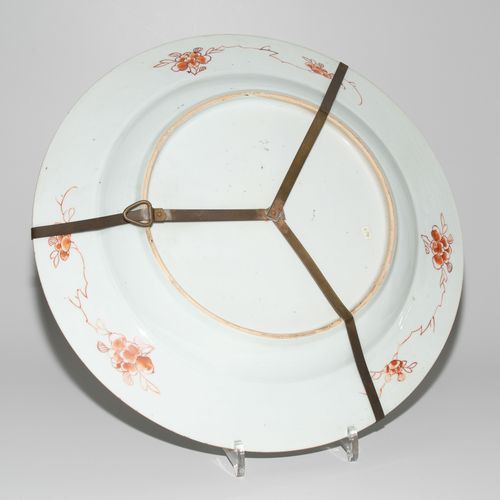 Platte 碟子

中国，19世纪，瓷器。鲜花装饰是玫瑰家族的颜色。D 40厘米。有固定的金属吊架。