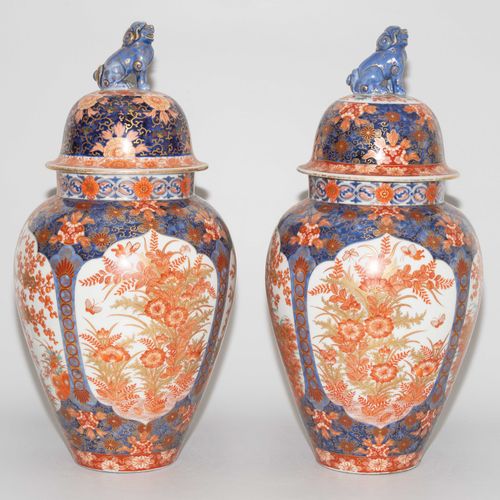1 Paar Deckelvasen 1 coppia di vasi con coperchio

Giappone, 1900 circa. Porcell&hellip;