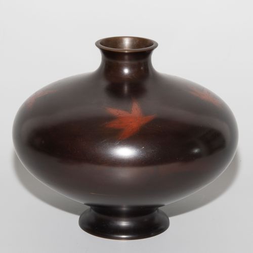 Kugelvase 球形花瓶

日本，昭和时期。青铜器。签名。挤压的球形，有一个狭窄的嘴。墙上装饰着红色的枫叶。高18厘米。