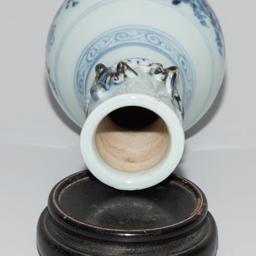 Kleine Vase Small vase

China. Porcelain. In the style of Ming dynasty. Undergla&hellip;