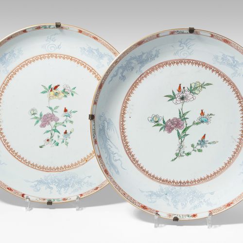 1 Paar Platten 1 par de platos

China, c. 1900. Porcelana. Decoración floral pol&hellip;