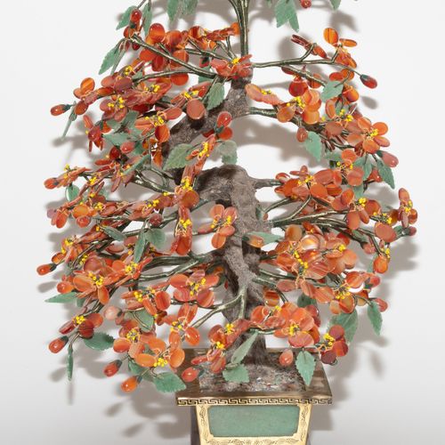 Lot: 3 Zierbäume Lotto: 3 alberi ornamentali

Cina, XX secolo. Fiori e foglie di&hellip;