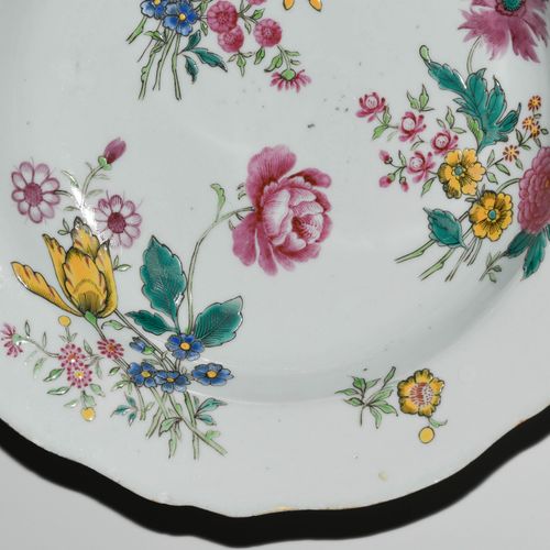 1 Paar Teller 1对盘子

中国，约1800年。 瓷器。印度公司。法米勒玫瑰花纹装饰。D 23厘米。- 发际线裂缝。损坏的。