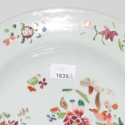 Lot: 2 Teller 拍品：2个盘子

中国，18世纪。 印度公司。瓷器。法米勒玫瑰花纹装饰。D 23厘米。- 1个板块磨损，有毛细裂纹。