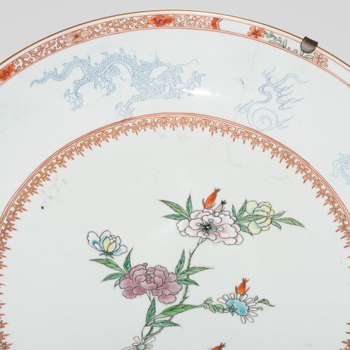 1 Paar Platten 1 pair of plates

China, around 1900. Porcelain. Polychrome flora&hellip;