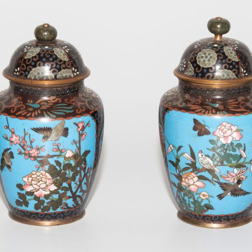 Lot: 1 Paar Vasen und 1 Paar Deckelvasen 拍品：1对花瓶和1对带盖花瓶。

日本。搪瓷景泰蓝。栏杆形式。多色花和鸟的装饰&hellip;