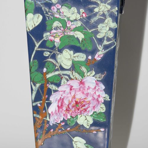 Vase 花瓶

中国，20世纪，瓷器。方形，有两个带环的狮子把手。钴蓝色背景上的多色花卉和鸟类装饰。高60厘米。有木质底座。- 恢复了。