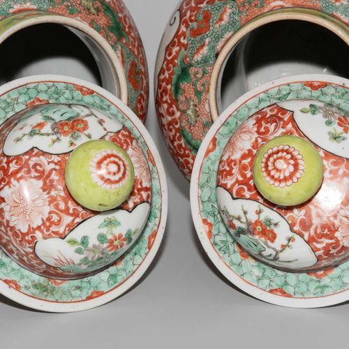 1 Paar Deckelvasen 1 paire de vases à couvercle

Chine, 19ème siècle. Porcelaine&hellip;