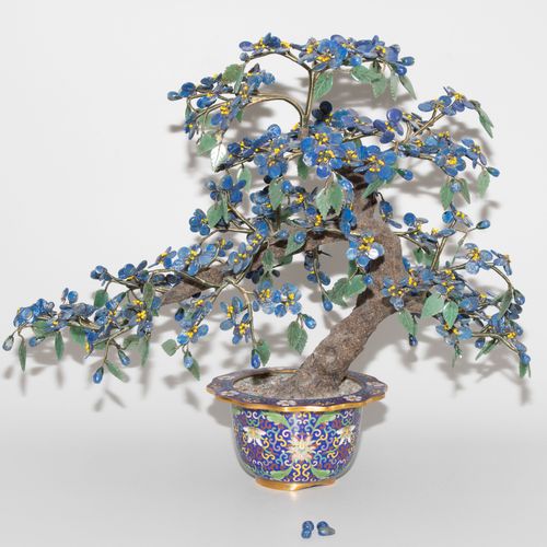 Lot: 3 Zierbäume 地段：3棵观赏性树木

中国，20世纪。 各种半宝石的花朵和叶子，如玉石、青石和玛瑙。掐丝珐琅壶，黄铜，玉石面板。安装在一个木&hellip;