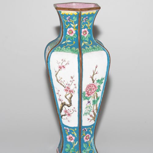 Vase 花瓶

中国，19世纪，广州珐琅。六角形。面板上的多色花卉装饰，以绿松石为底的樱花藤蔓为框架。高26.8厘米。- 磨损。