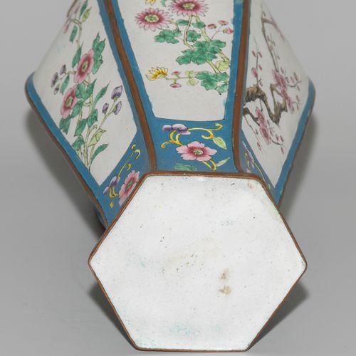 Vase Vase

China, 19th c. Canton enamel. Six-edged form. Polychrome floral décor&hellip;