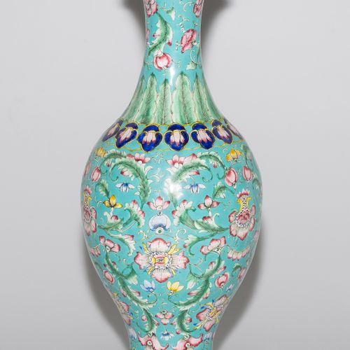 Vase Vase

China, 19th c. Canton enamel. Polychrome flower and vine decor on tur&hellip;