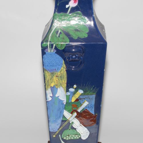 Vase Vase

China, 20.Jh. Porzellan. Vierkantform mit zwei relieferten Löwenhenke&hellip;