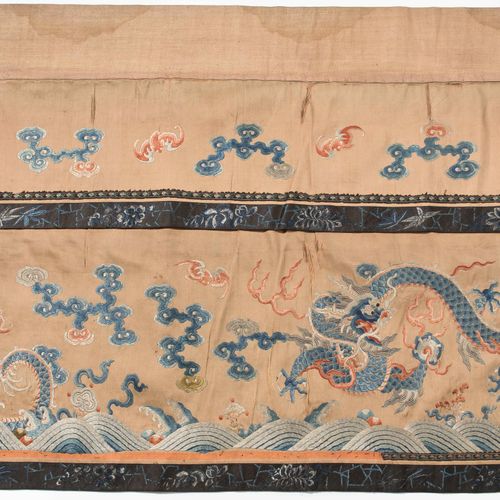 Seidenstickerei Broderie en soie

Chine, XIXe siècle. Autel ou table frontale. D&hellip;