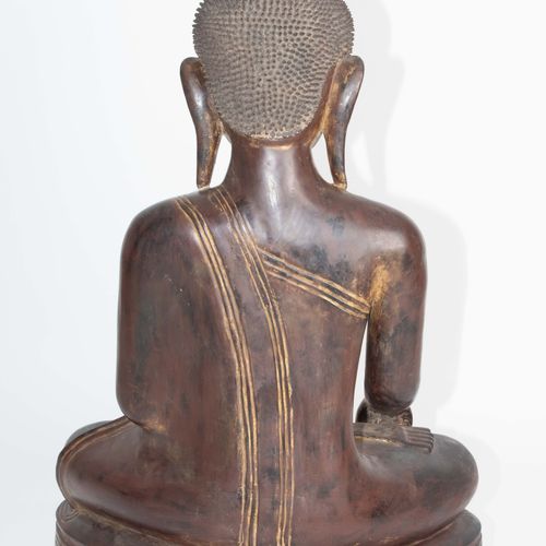 Grosser Buddha 大佛

缅甸，19世纪。 木质，深色漆面，有镀金的痕迹。可移除的火焰。高128厘米。
