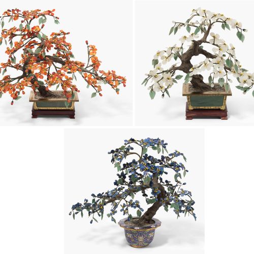 Lot: 3 Zierbäume Lot : 3 arbres d'ornement

Chine, XXe siècle. Fleurs et feuille&hellip;