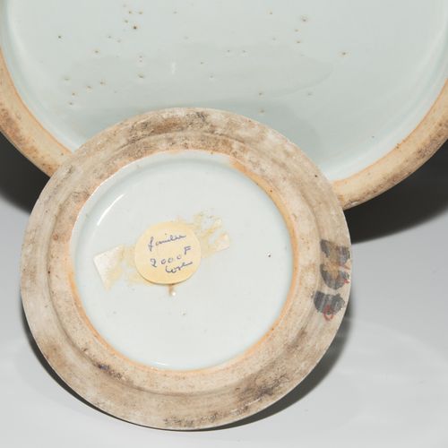 Lot: 2 Deckeltöpfe 拍品：2个有盖盆子

中国，20世纪，瓷器。卵形的形式。多色的表现形式，在装饰器皿上有花朵。有铭文。高33厘米。有木质底座&hellip;