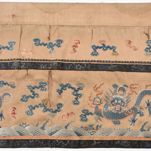 Seidenstickerei 丝绸刺绣

中国，19世纪。 祭坛或桌子正面。重复的龙形设计。约410x59厘米。- 有狐臭，有旧的损坏点。