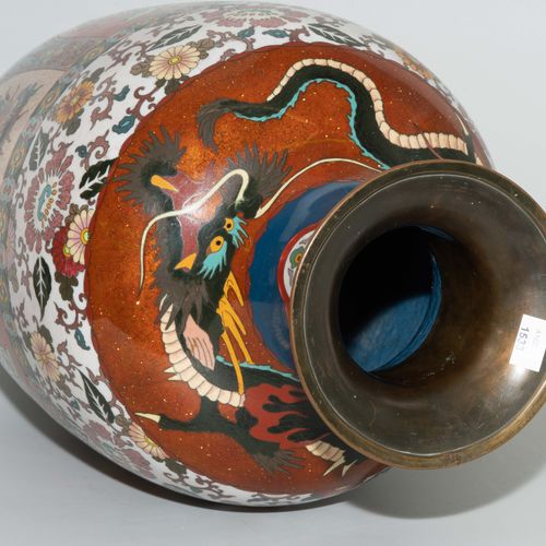 Grosse Vase Grand vase

Japon. Émail cloisonné. Phénix et dragon dans les réserv&hellip;