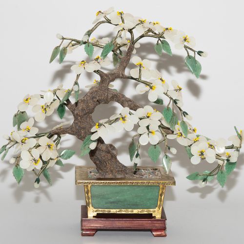 Lot: 3 Zierbäume Lotto: 3 alberi ornamentali

Cina, XX secolo. Fiori e foglie di&hellip;