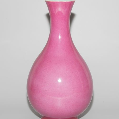 Vase Vase

China, 19.Jh. Porzellan. Eisenrote Sechszeichen Qianlong Siegel-Marke&hellip;