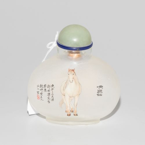 Snuff Bottle mit Innenmalerei 有内画的鼻烟壶

中国，20世纪，水晶。署名：邵晓轩。扁圆的形式。内侧绘有朱塞佩-卡斯蒂里奥内的马匹&hellip;