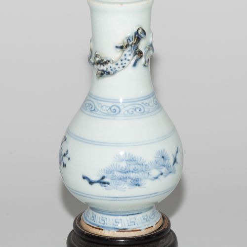 Kleine Vase Small vase

China. Porcelain. In the style of Ming dynasty. Undergla&hellip;