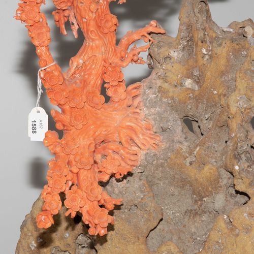 Zierfigur Figure ornementale

Chine, 20e/21e s. Corail rose sur pierre de récif &hellip;